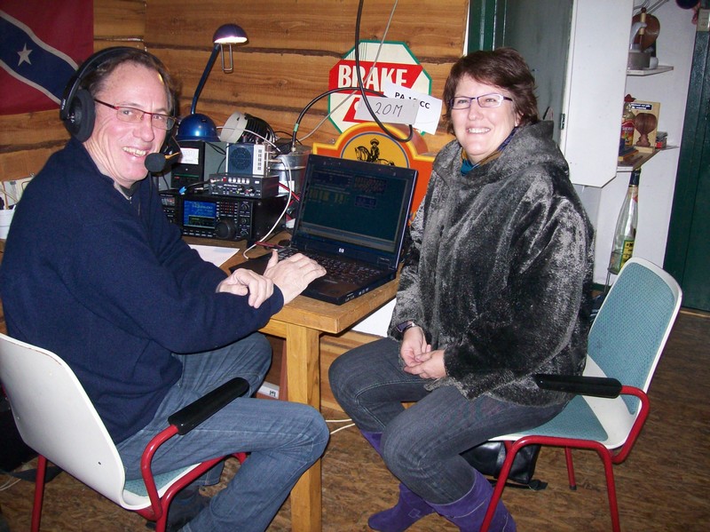 Leo met een nieuwe logger of een nieuwe vriendin? In ieder geval kunnen ze het goed vinden samen.